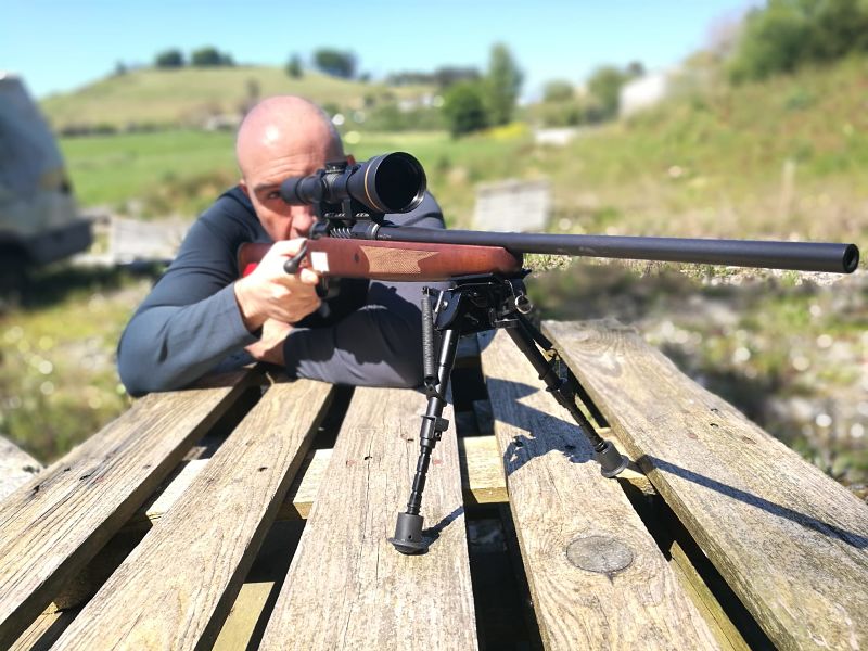  SAVAGE 11 Lightweight Hunter Disparando sentado